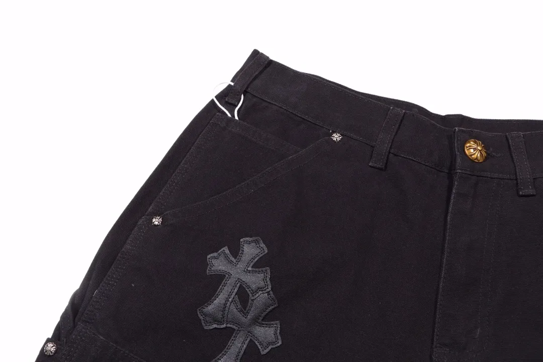 P260 Style number: H356 Chrome hearts Cross patch leather jeans workwear logging pants Chrome hearts logging pants are here! ! ! CH Croix Heart Double Knee Cross Patch Leather Bo1 Style Logging Pants Straight-leg Work Pants B136 Croix Heart Cross Sanskrit Overalls Price 4W Level, Patched Cross Pattern Decoration, High Waist Washed Jeans! ! Absolutely high-end luxury products, 1.9W level god-level single products, super popular products, made by top heavy industry, not to be missed. About Zangyin, this is an extremely luxurious fashion brand, which can also be called the nobles of the high street. It has always been an exclusive brand of some hipsters or rich second generation. Compared with ordinary high streets, it is more luxurious and noble. Compared with luxury brands, it has a more fashionable personality and has always been a brand that I have a special liking for. Imported yarn is custom-woven into a high-density twill canvas, which ensures a crisp silhouette while also making the fabric feel very delicate. It follows the B01 classic silhouette, with a crisp and stylish upper body. The ready-made garments are stone-ground and fermented, so they can be matched with any style. Buttons and brushed zinc are washed with genuine YKK retro metal products. Double-layered canvas on the front. Perfect details. All hardware is perfect. Size: s-XXL Color: Black